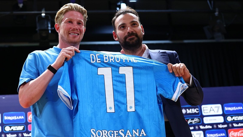 Kevin De Bruynen filosofiassa numero 10 Napolin pelipaita on poistettu käytöstä Kevin De Bruynen filosofiassa numero 10 Napolin pelipaita on poistettu käytöstä